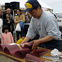 マグロの解体実演写真