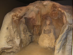 歴史資料館展示磨崖仏写真