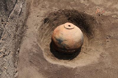長須賀遺跡土師器甑出土状況.JPG